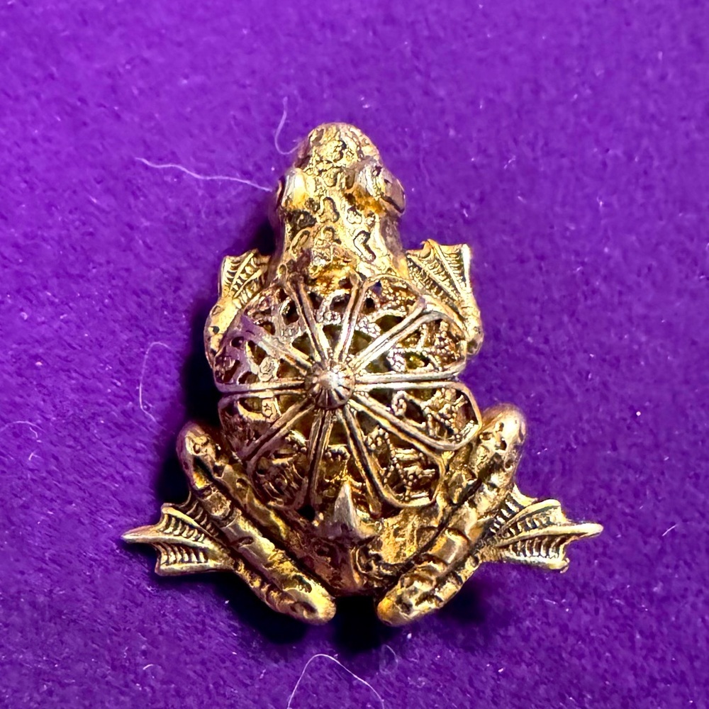 Vintage Gold tone costume jewelry Frog Brooch - Picture 4 of 7